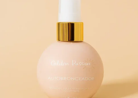 Autobronceador Golden Passion de 20 ml con acabado natural, sin exposición al sol. Fórmula premium para bronceado seguro desde casa